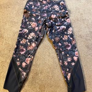 Lululemon All Over Floral Print Leggings Capri Length Women size 8 w/ Mesh Pink